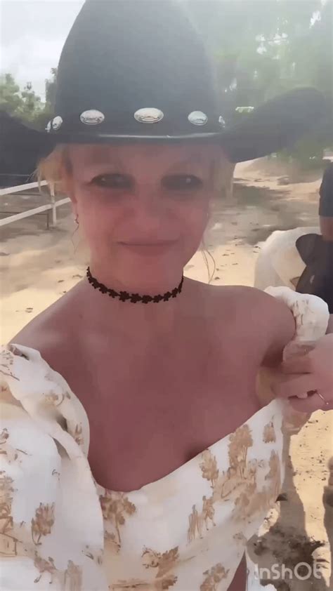 britney spears topless horse|Britney Spears goes horseback riding TOPLESS in the desert。